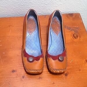 INDIGO BY CLARK'S WOMEN'S LUIGI PUMP HEEL STITCH DETAILS CREAM LEATHER/CORDUROY